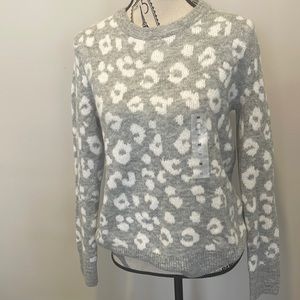 NWT GREY & WHITE LEOPARD PRINT SWEATER
